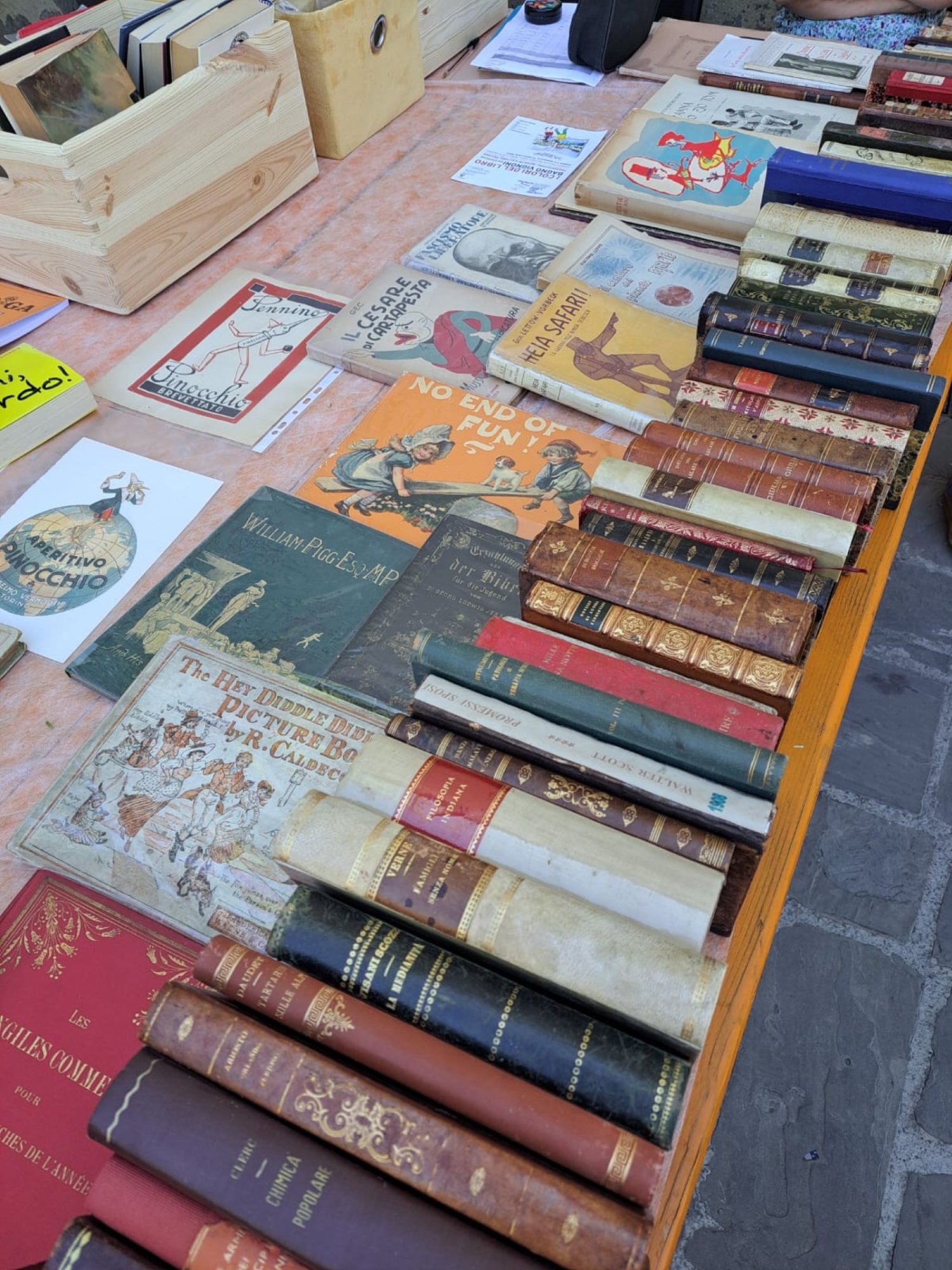 Una bancarella piena di libri