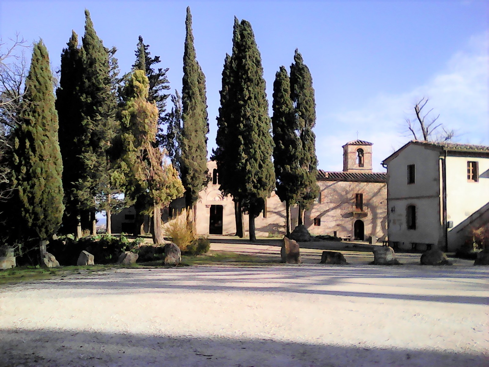 Un percorso ad anello alla scoperta di due necropoli etrusche tra la Pieve di Cellole e il Santuario di Pancole