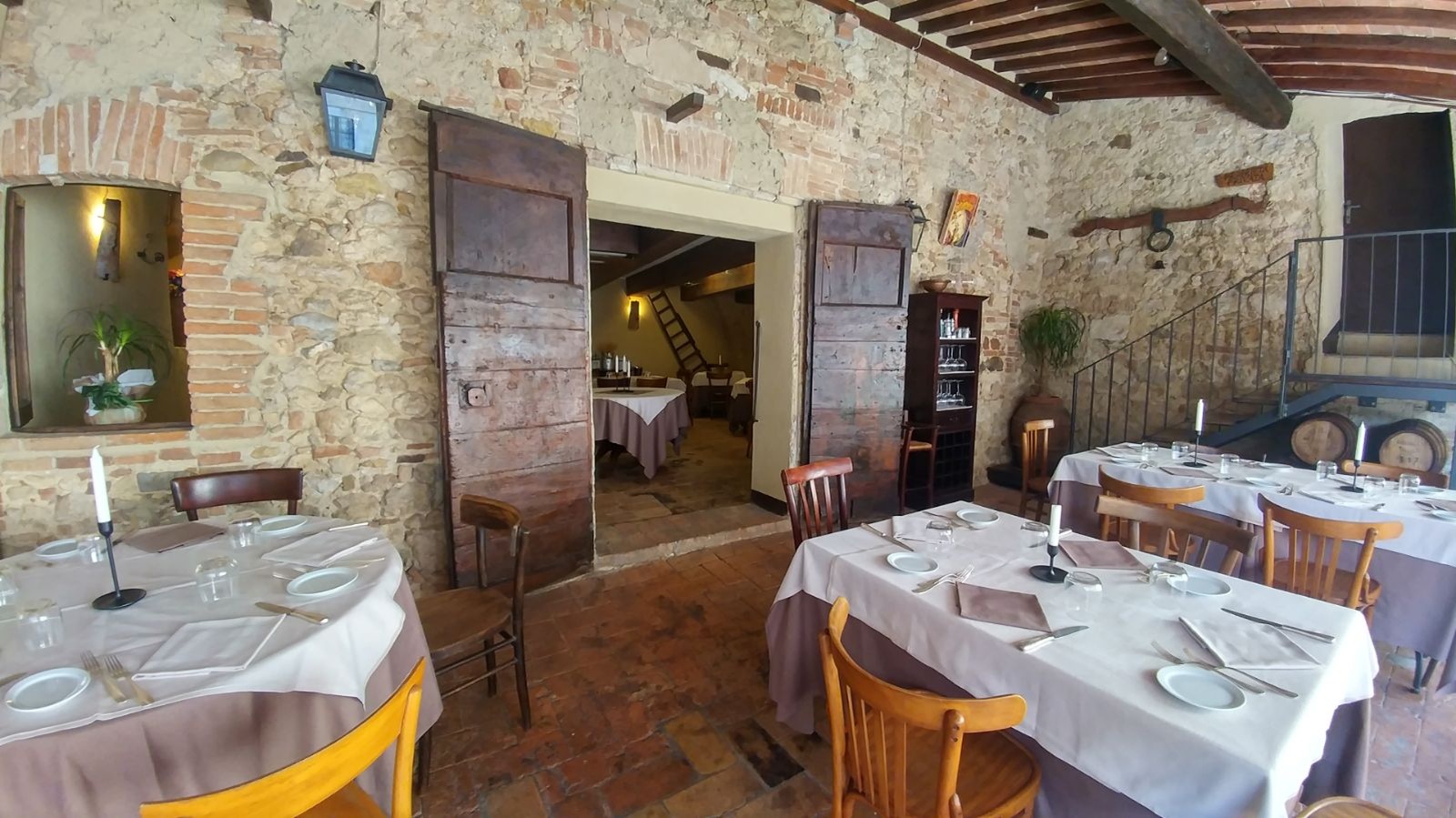 dei tavoli apparecchiati di un locale