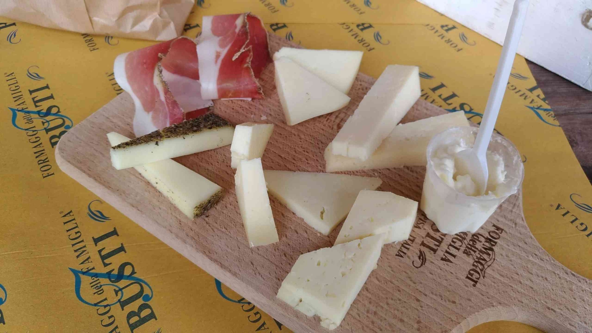 Visita guidata in un caseificio e tour in una cantina vicino Pisa