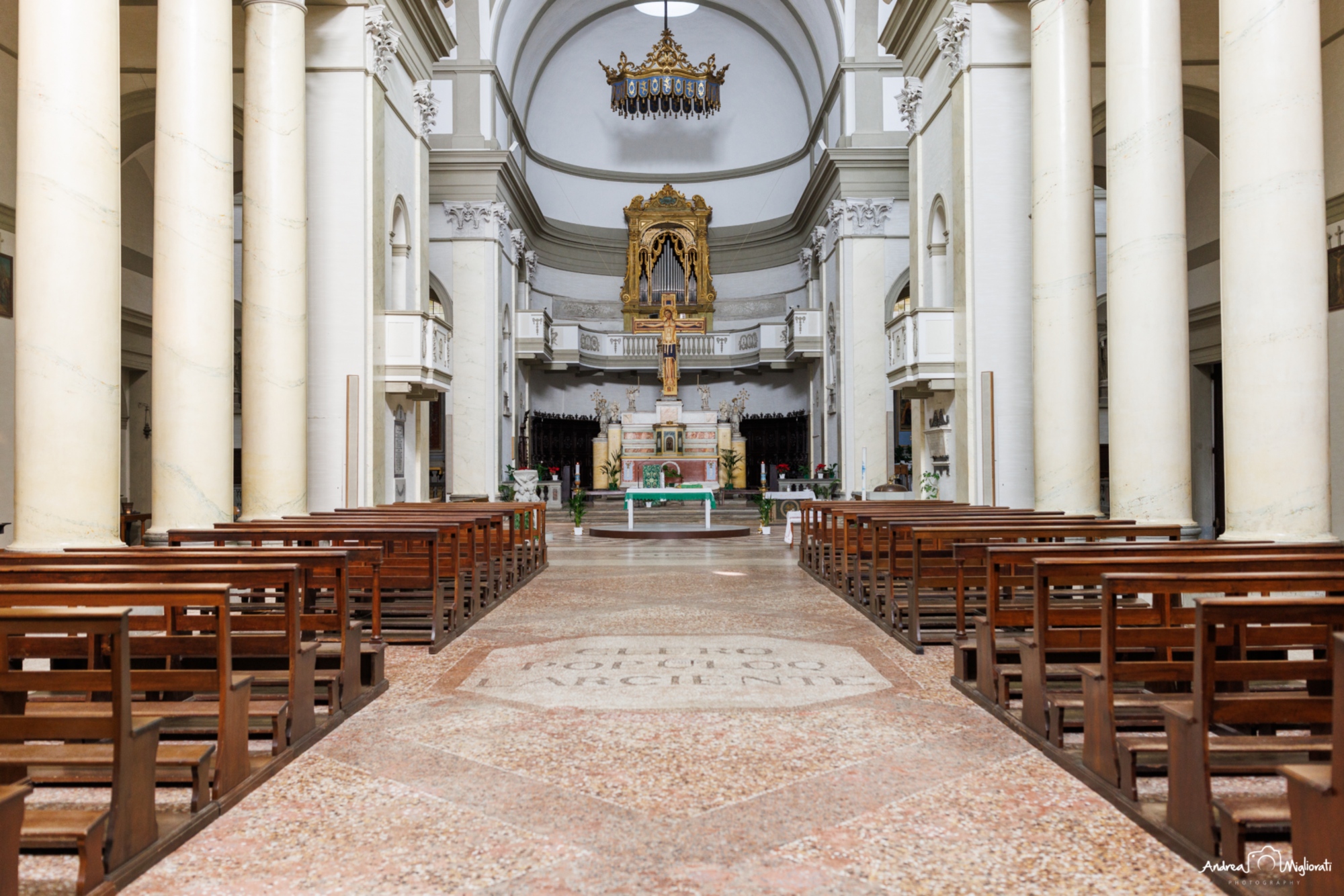 Interno della collegiata dei Santi Michele e Giuliano