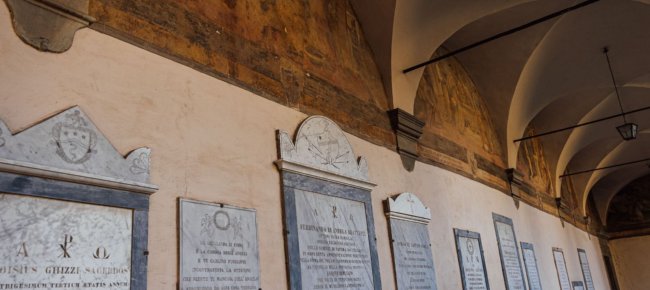 Grabsteine vieler bedeutender Persönlichkeiten aus Castiglione im Kreuzgang der Kirche San Francesco in Castiglion Fiorentino