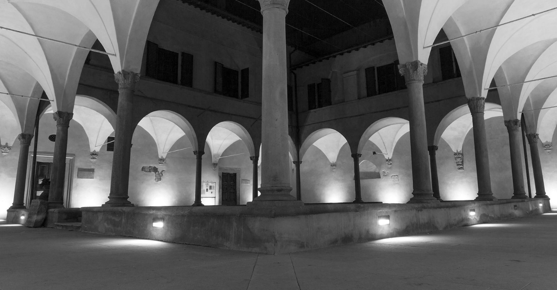 Foto in bianco e nero del quattrocentesco Chiostro di Cennano