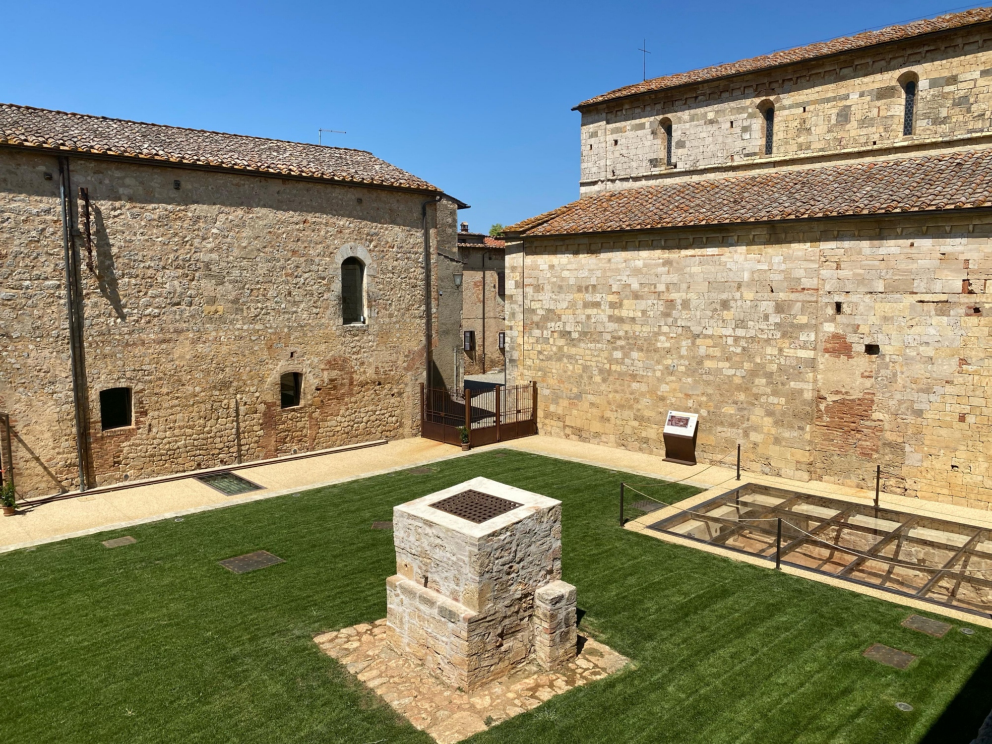 Complesso Museale di Abbadia Isola, veduta esterna