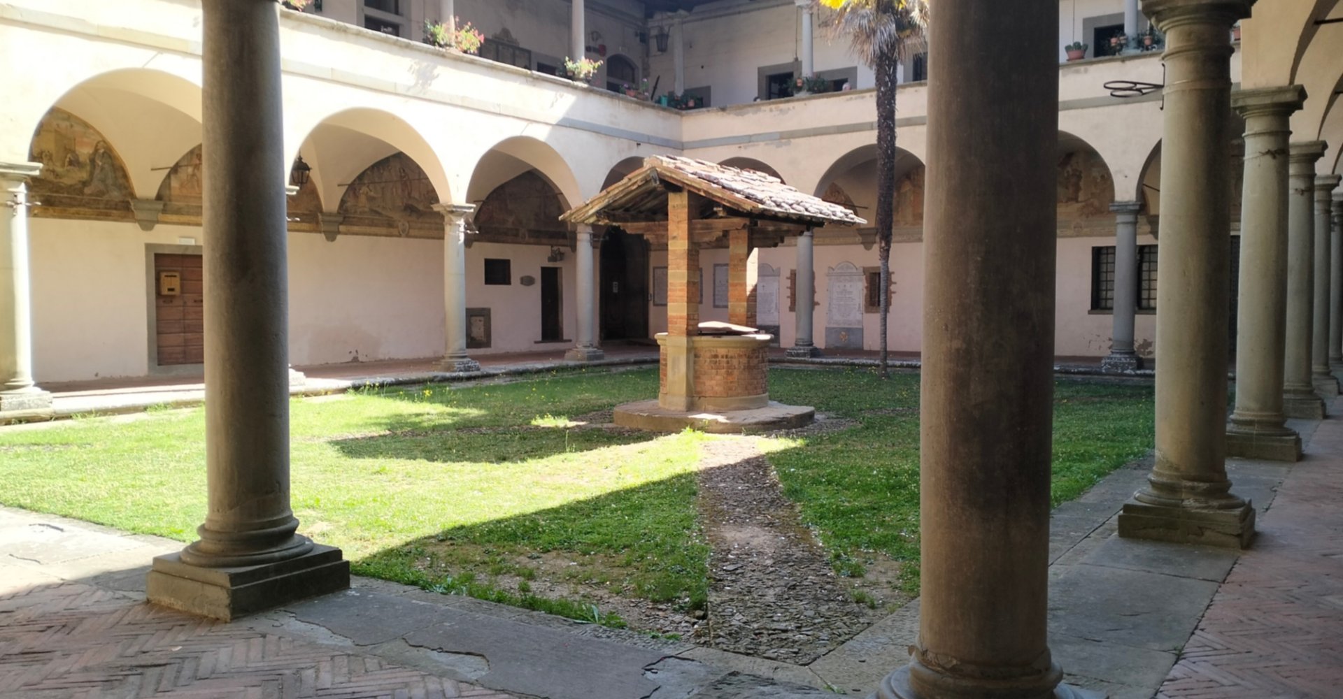 Chiostro di San Francesco a Castiglion Fiorentino Chiostro di San Francesco a Castiglion Fiorentino