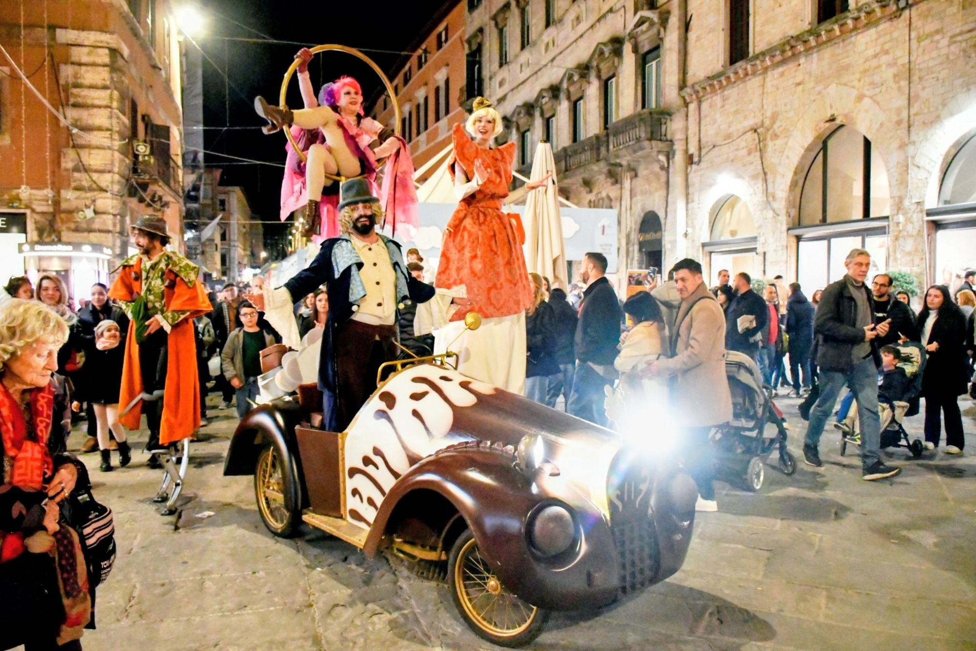 Un momento durante la Choco Parade in Piazza Garibaldi a Sinalunga