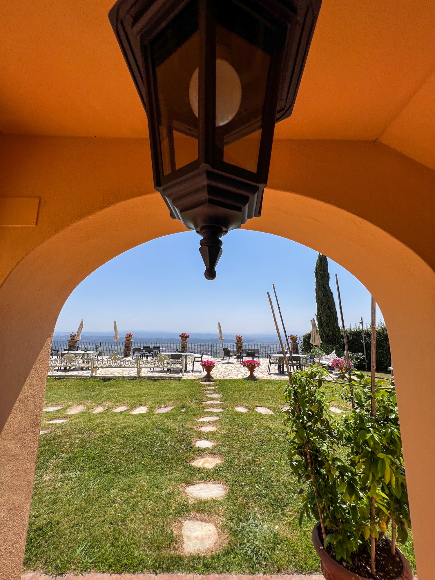 Vista dal porticato dell'agriturismo Cima alla Serra vicino Pisa 