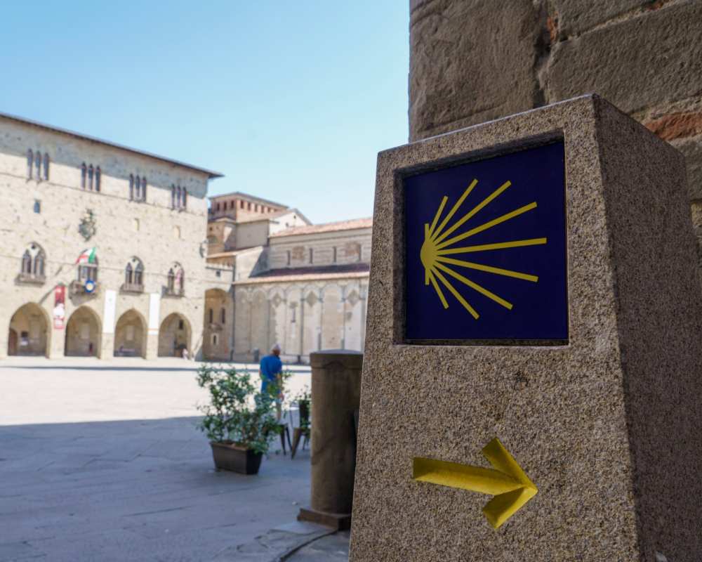 Cippo del Cammino di Santiago in piazza Duomo, Pistoia