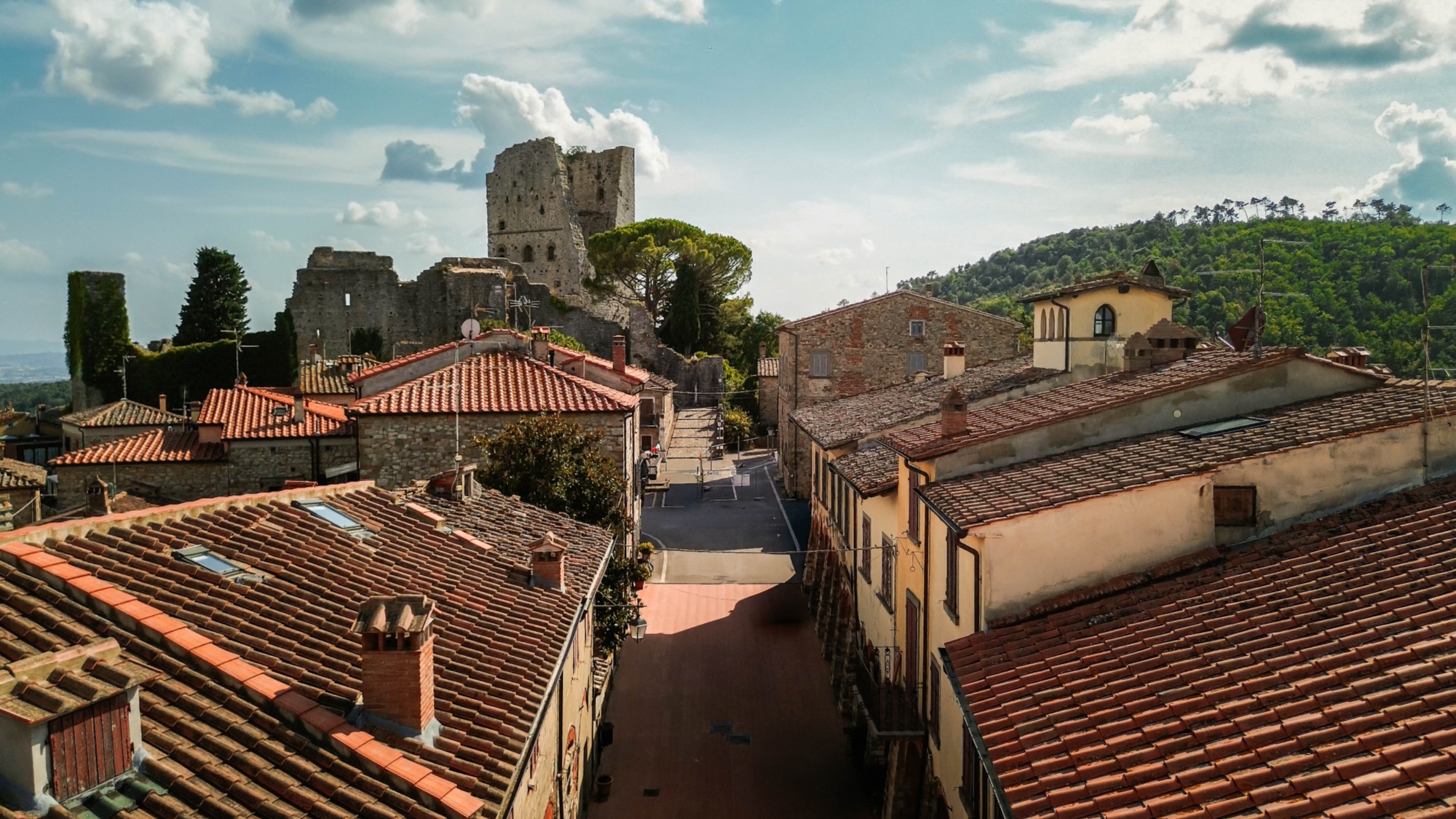 Vista del borgo di Civitella in Valdichiana. In cima svetta la Torre Longobarda