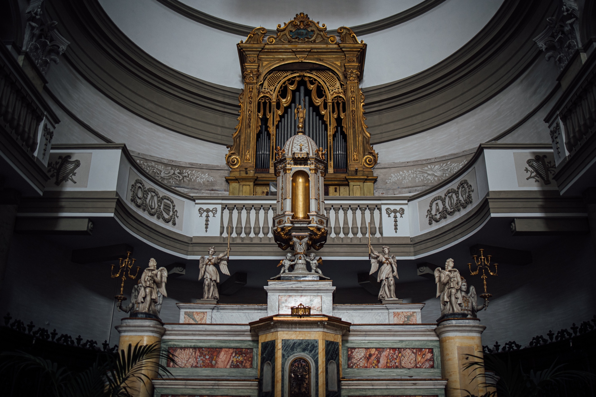 Interno della collegiata dei Santi Michele e Giuliano