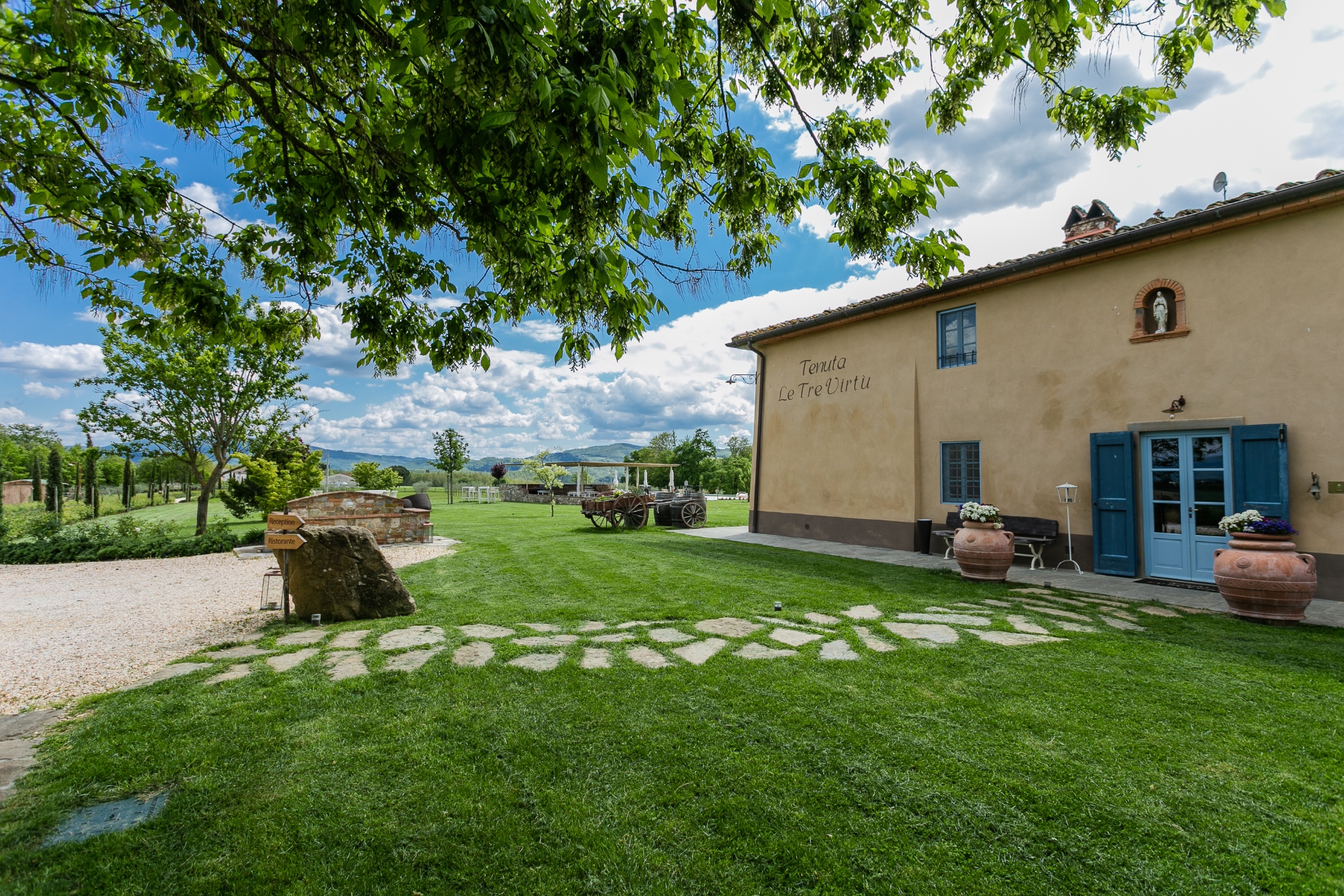 Sette camere in colonica tradizionale toscana, ognuna con colori e profumi distintivi