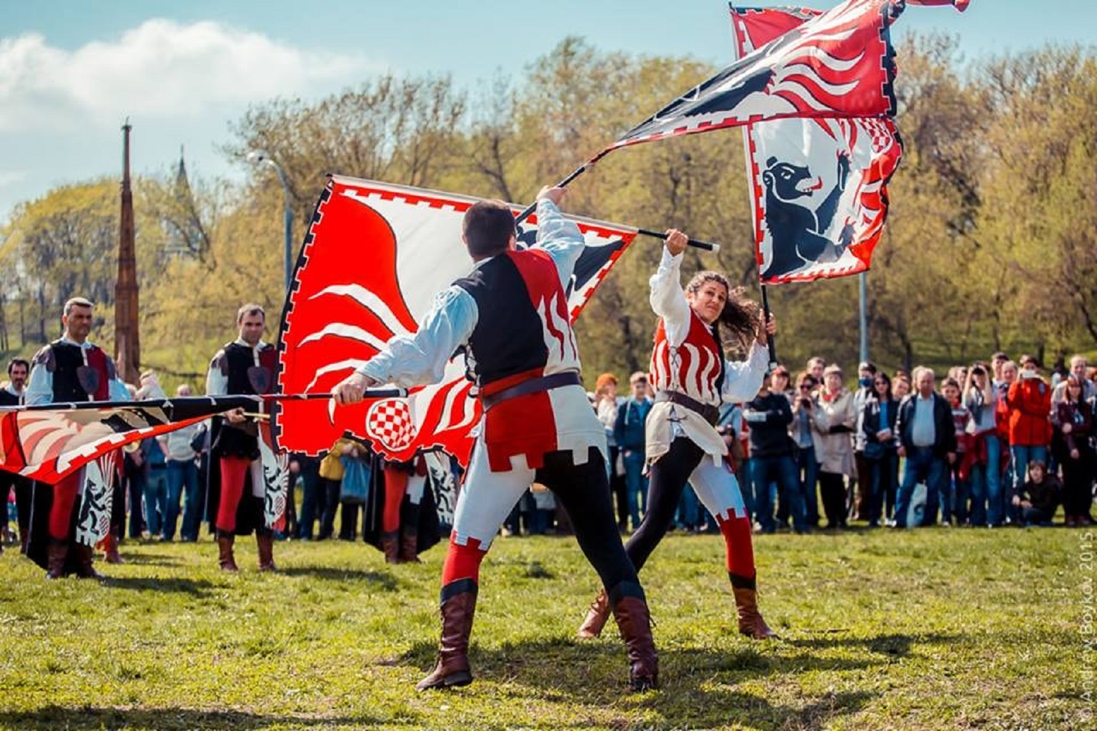 Deux jongleurs de drapeaux de la Compagnia dell'Orso se produisent avec leurs drapeaux