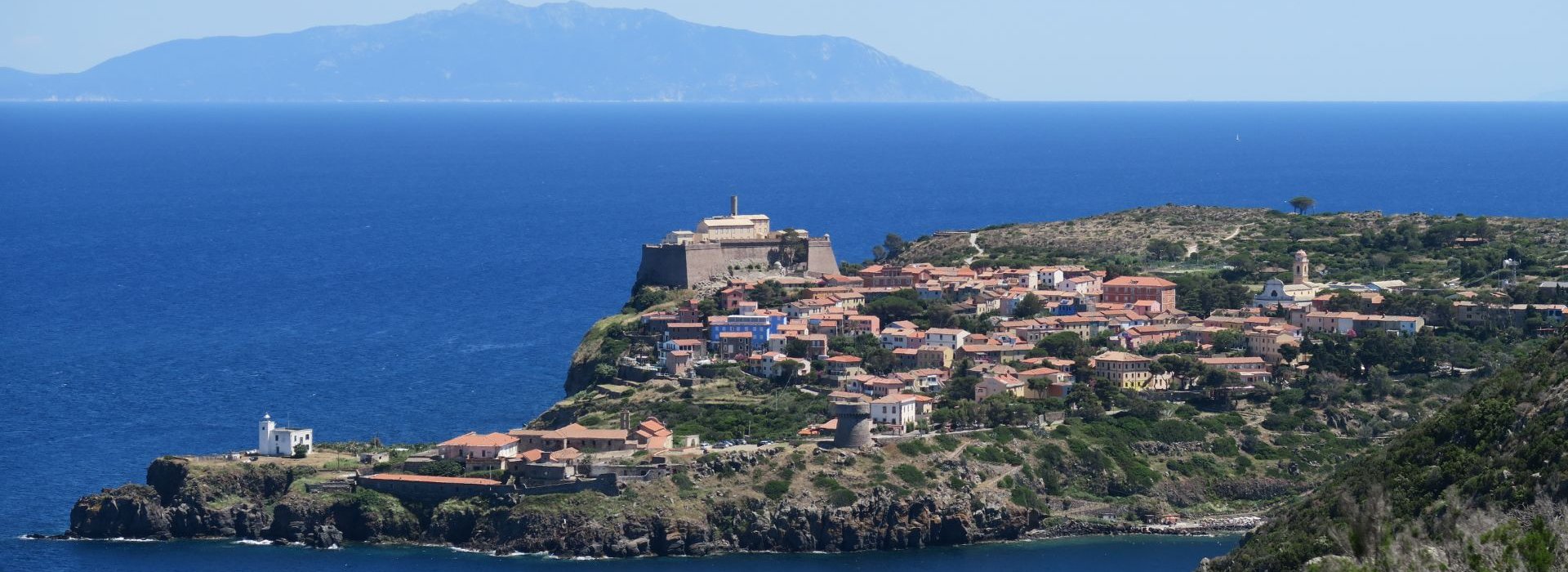 Tre giorni di trekking in autunno a Capraia, una delle isole più apprezzate dell'Arcipelago Toscano Tre giorni di trekking in autunno a Capraia, una delle isole più apprezzate dell'Arcipelago Toscano