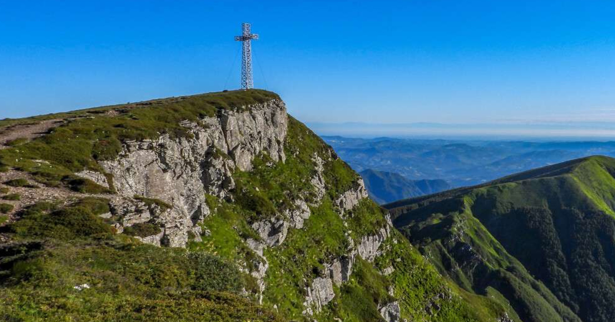 Croce sulla cima della montagna