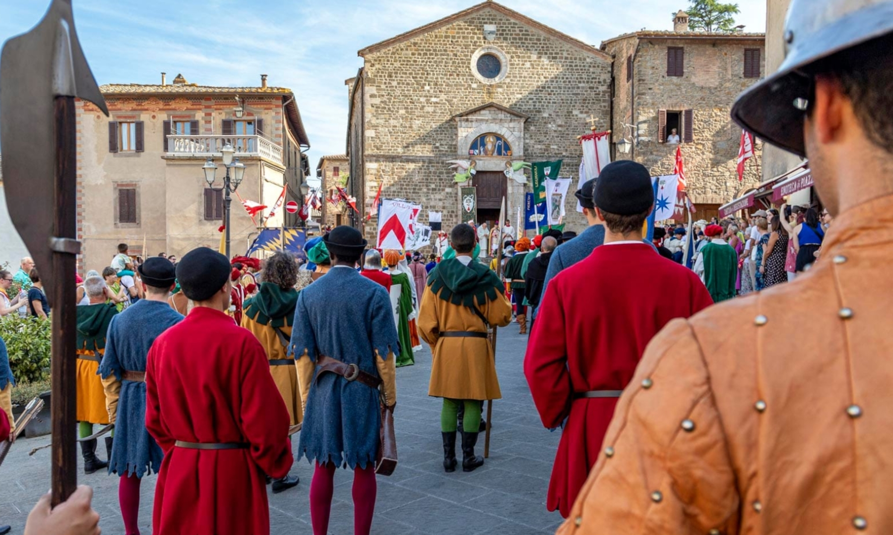 Corteo storico con figuranti in costume e benedizione degli arcieri