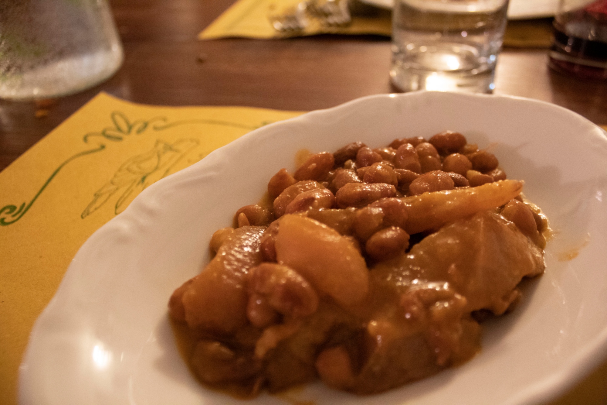 Schweineschwarte mit Bohnen
