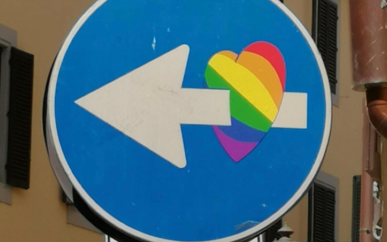 Cuore arcobaleno von Clet