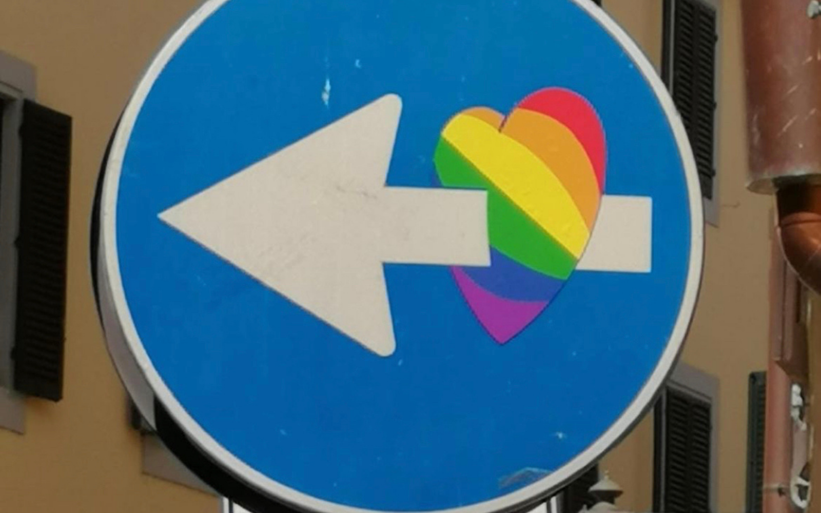 Cuore arcobaleno di Clet