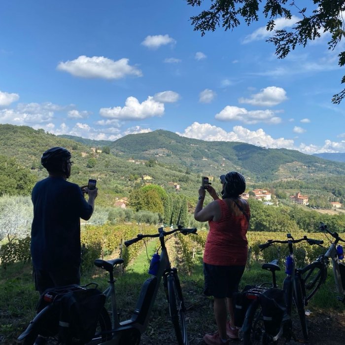 Tour in bicicletta nelle campagne e colline lucchesi con degustazione vini
