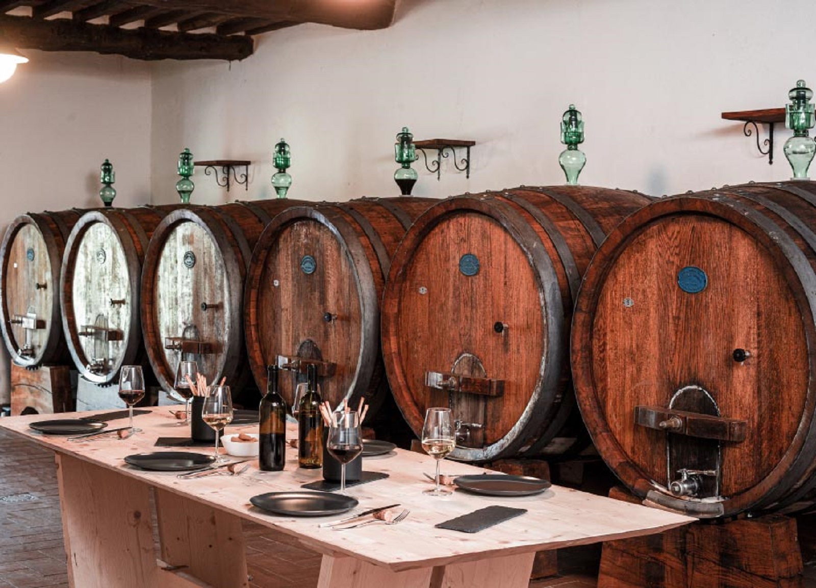 L'esperienza di degustazione in cantina nella tenuta agricola sulle colline lucchesi