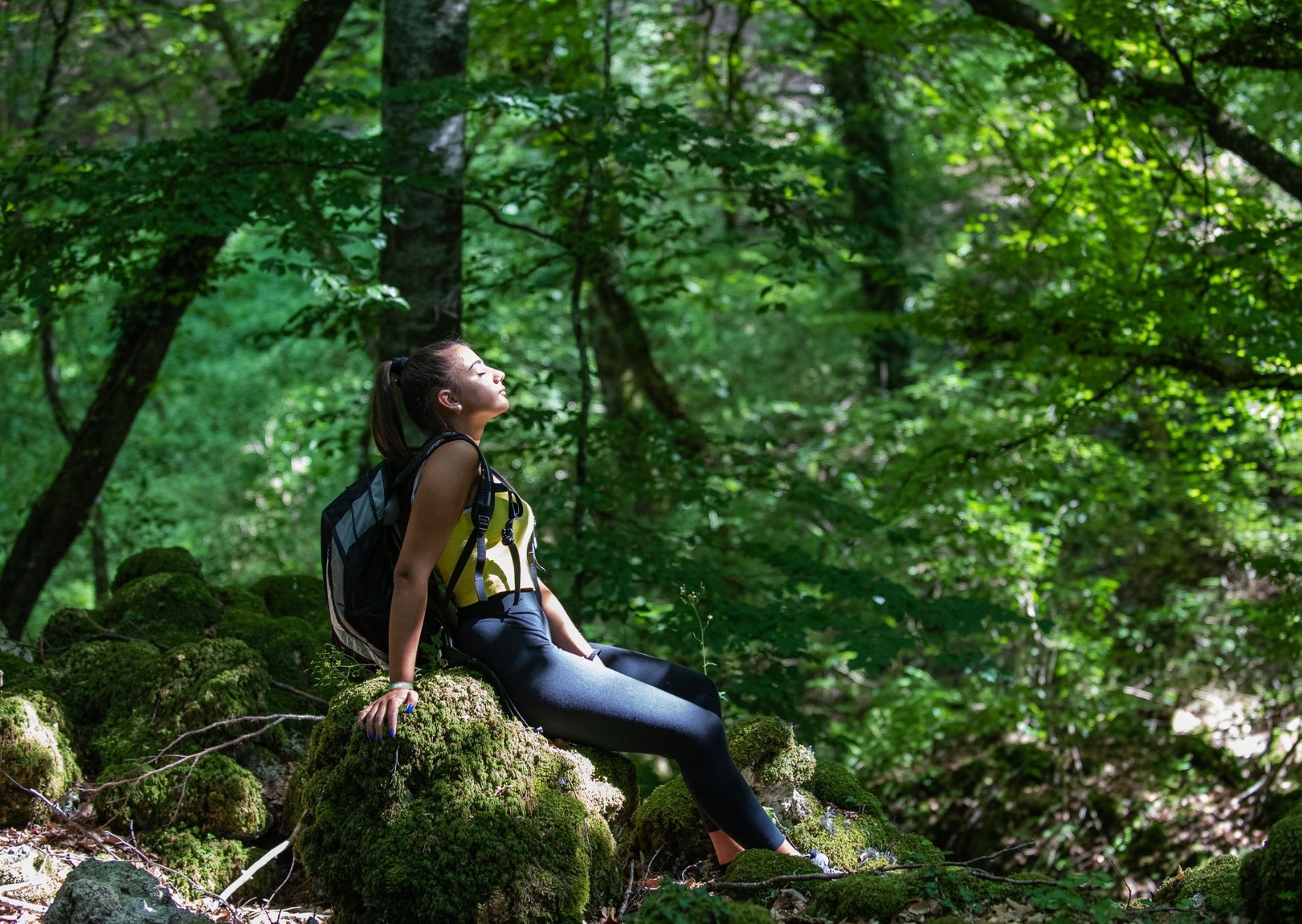 Una muchacha en la naturaleza en la Reserva Natural de Pietraporciana