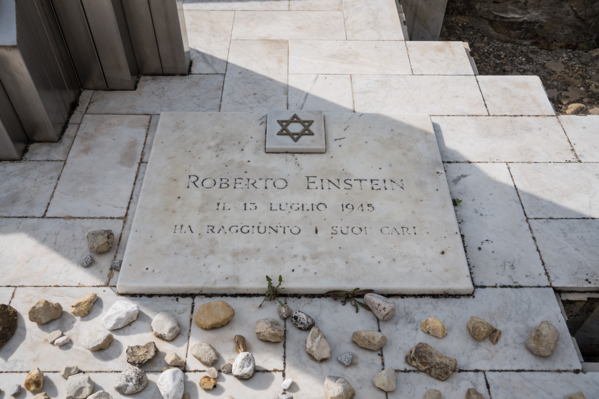 Das Grabmal von Robert Einstein auf dem Friedhof von Badiuzza