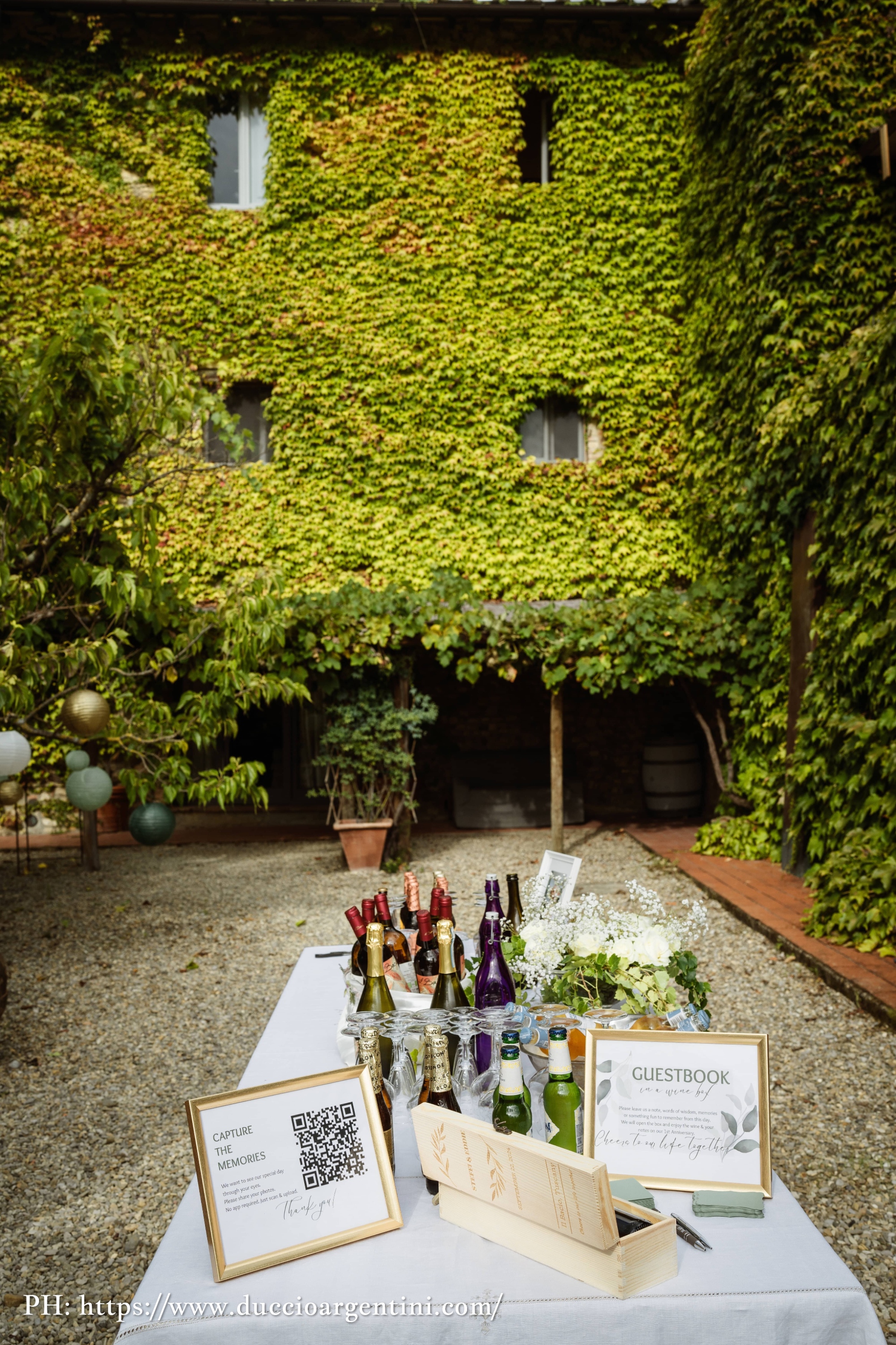 The internal courtyard of Agriturismo Il Bacio full of vegetation