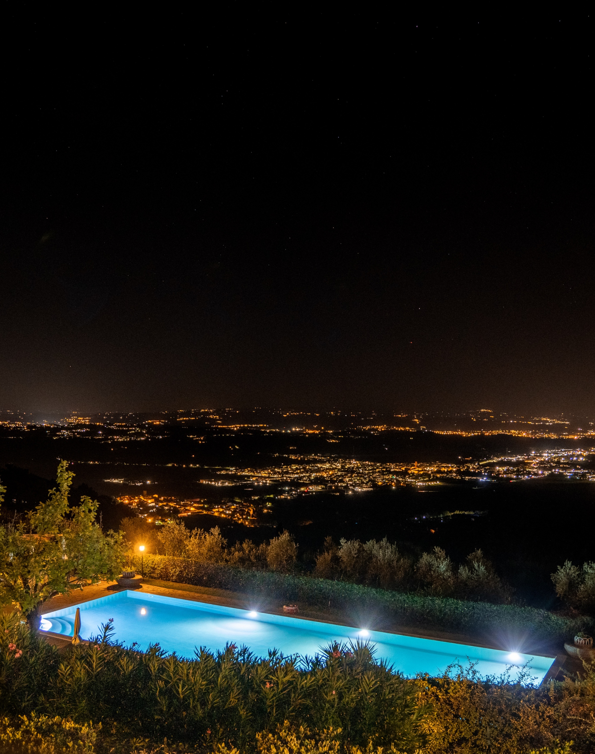 La piscina di notte all'agriturismo Cima alla Serra vicino Pisa