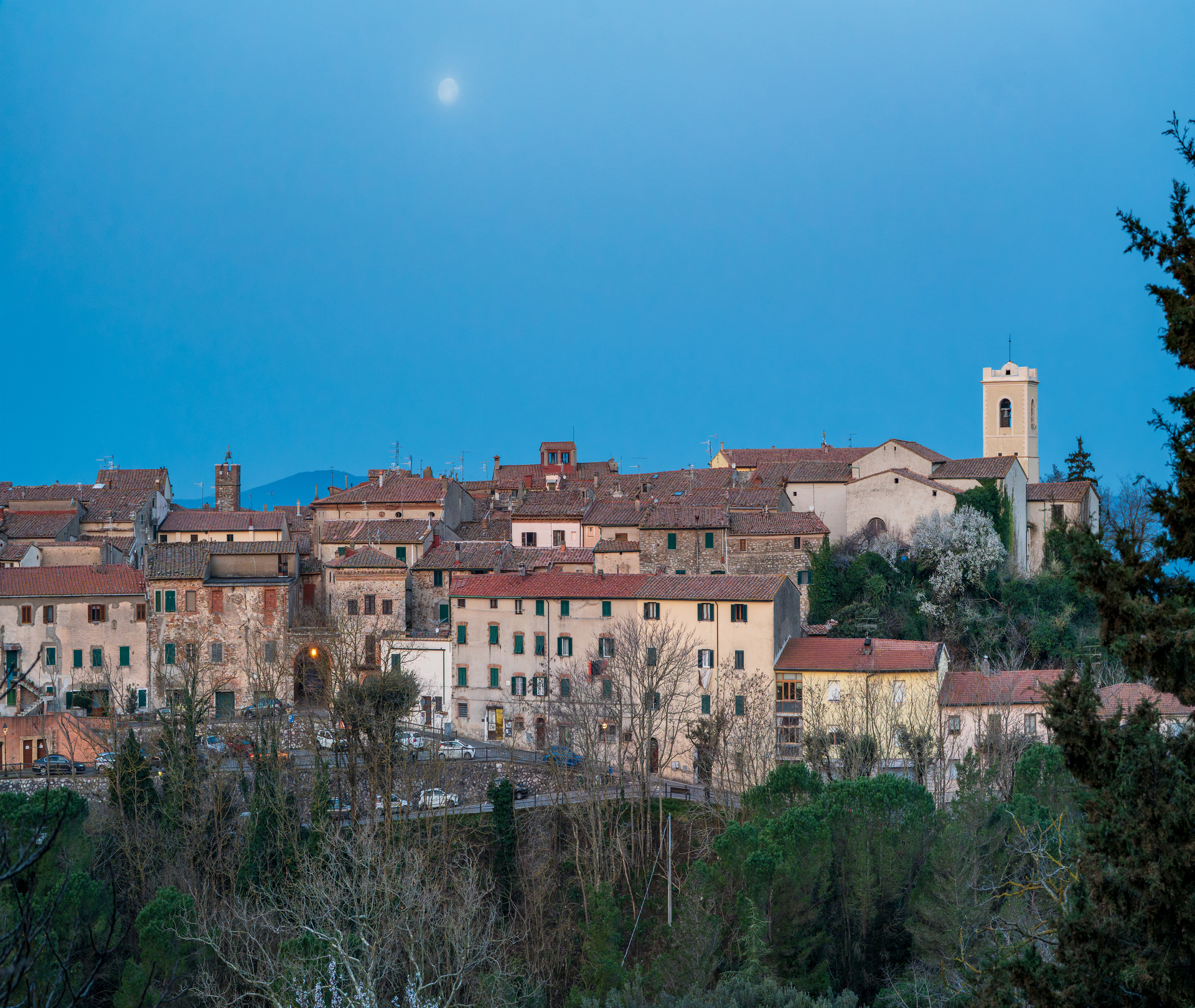 Immagine serale di Monterotondo Marittimo con la luna che splende sul borgo