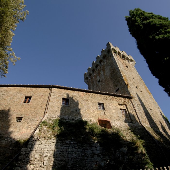 Il borgo di Gargonza, nel comune di Monte San Savino, con le sue fortificazioni recentemente restaurate, in Val di Chiana.