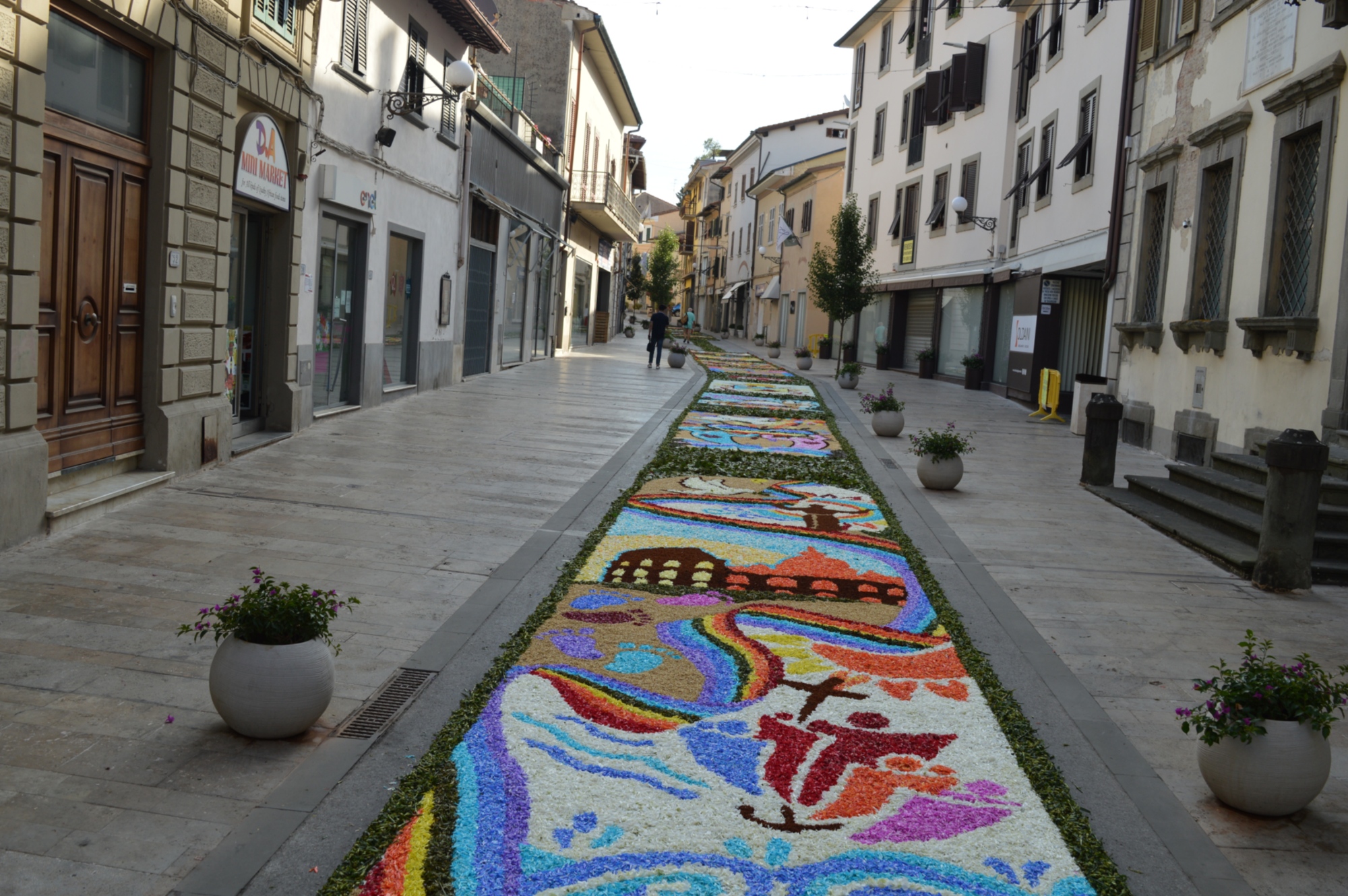 Immagine di un tappeto floreale nel centro del paese