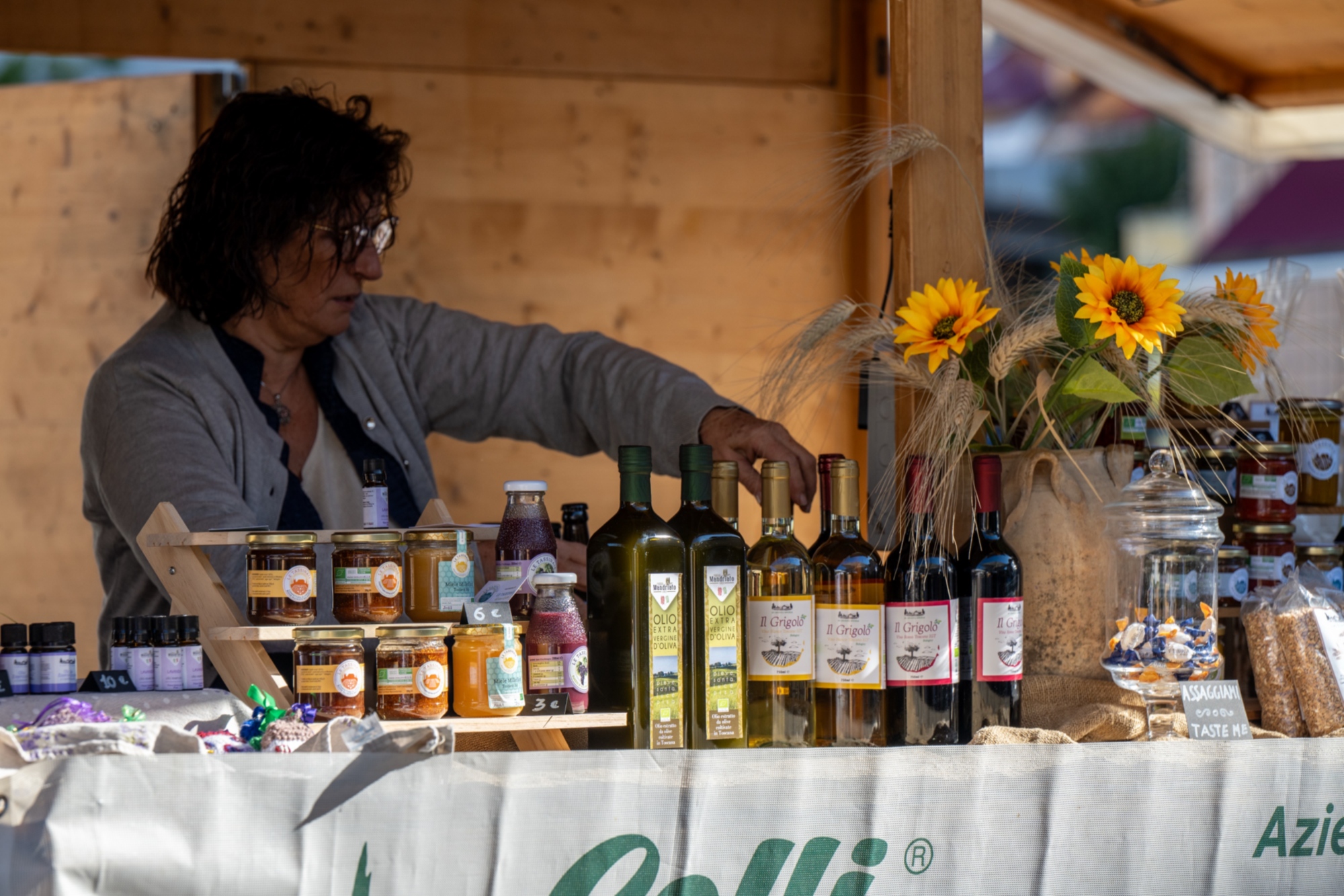 Donna prepara l'olio d'oliva per la degustazione durante il festival di pisa food & wine