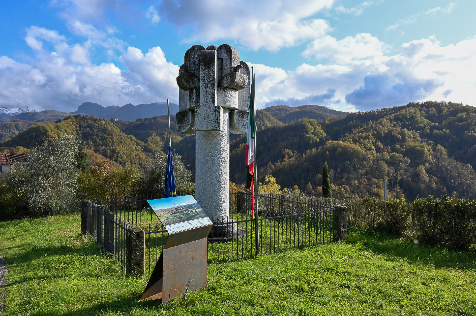 Monument érigé à la mémoire des victimes du massacre de 1944 à San Terenzo Monti