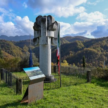 Monument érigé à la mémoire des victimes du massacre de 1944 à San Terenzo Monti