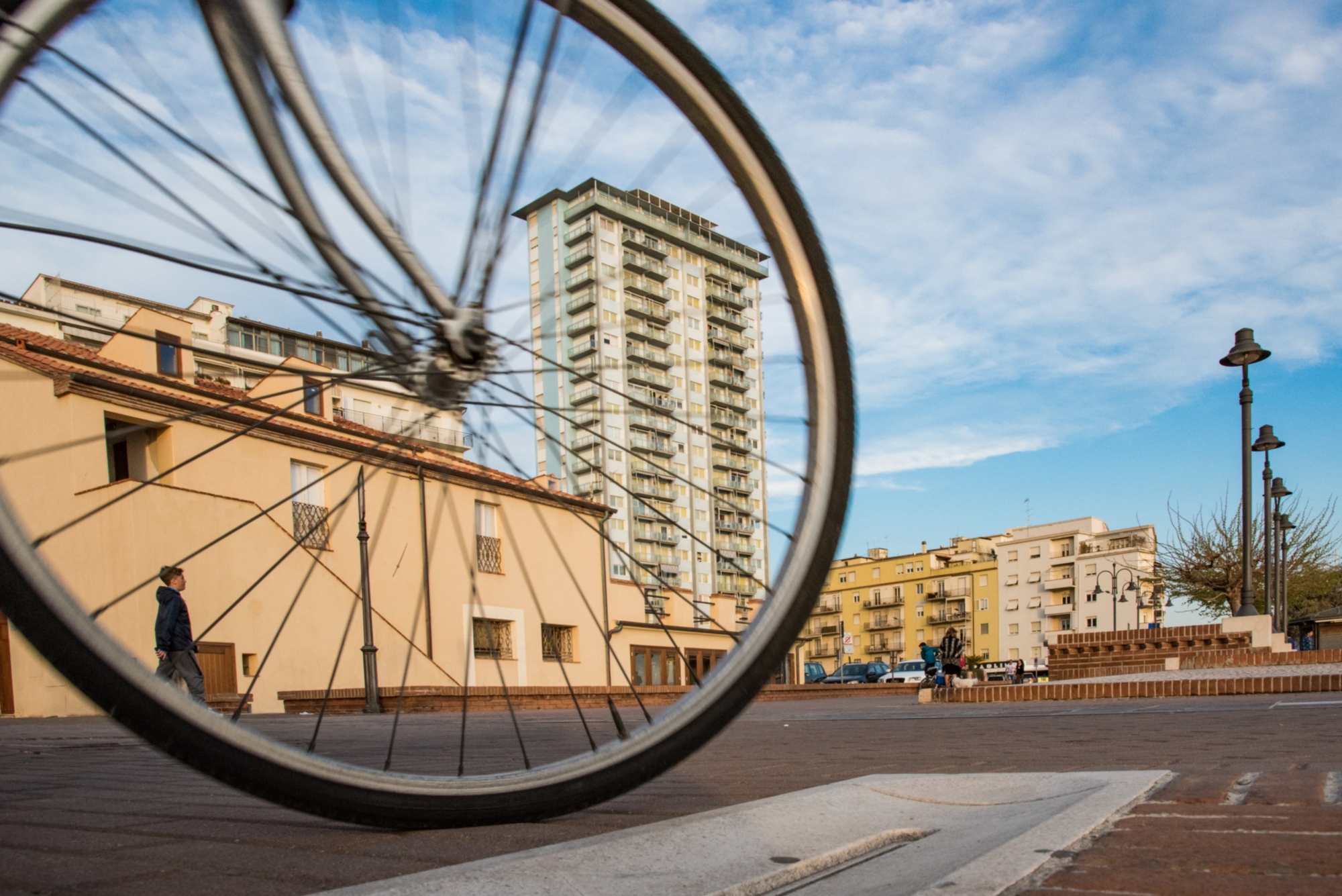 Bicicletta sul lungomare di Follonica, punto di partenza ideale per scoprire la Costa della Maremma Toscana in bicicletta
