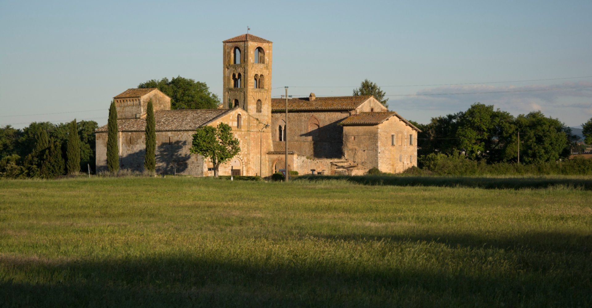 Vista di una pieve di campagna in una giornata di primavera Vista di una pieve di campagna in una giornata di primavera