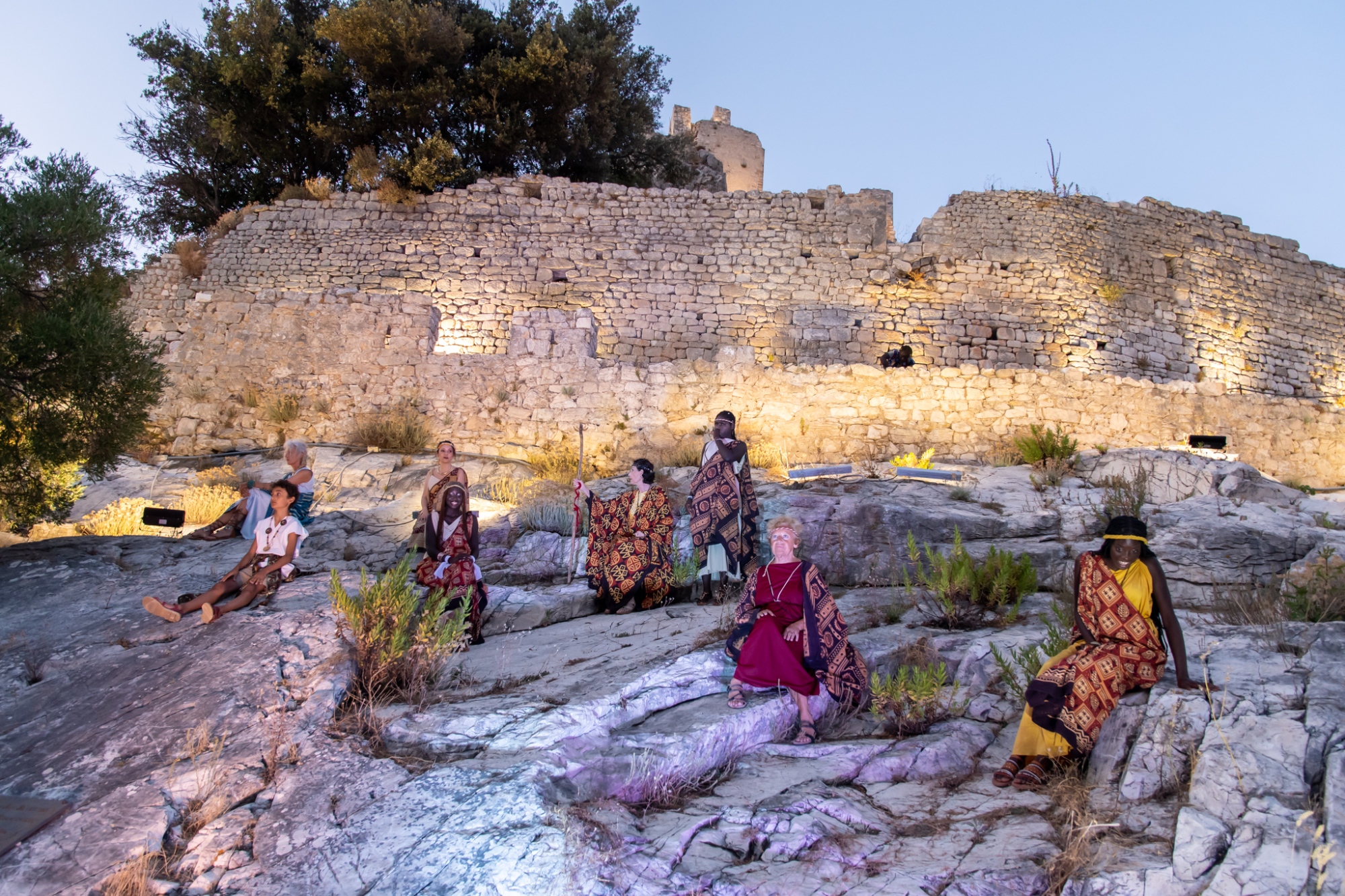 Persone in costume nei pressi della Rocca, al crepuscolo
