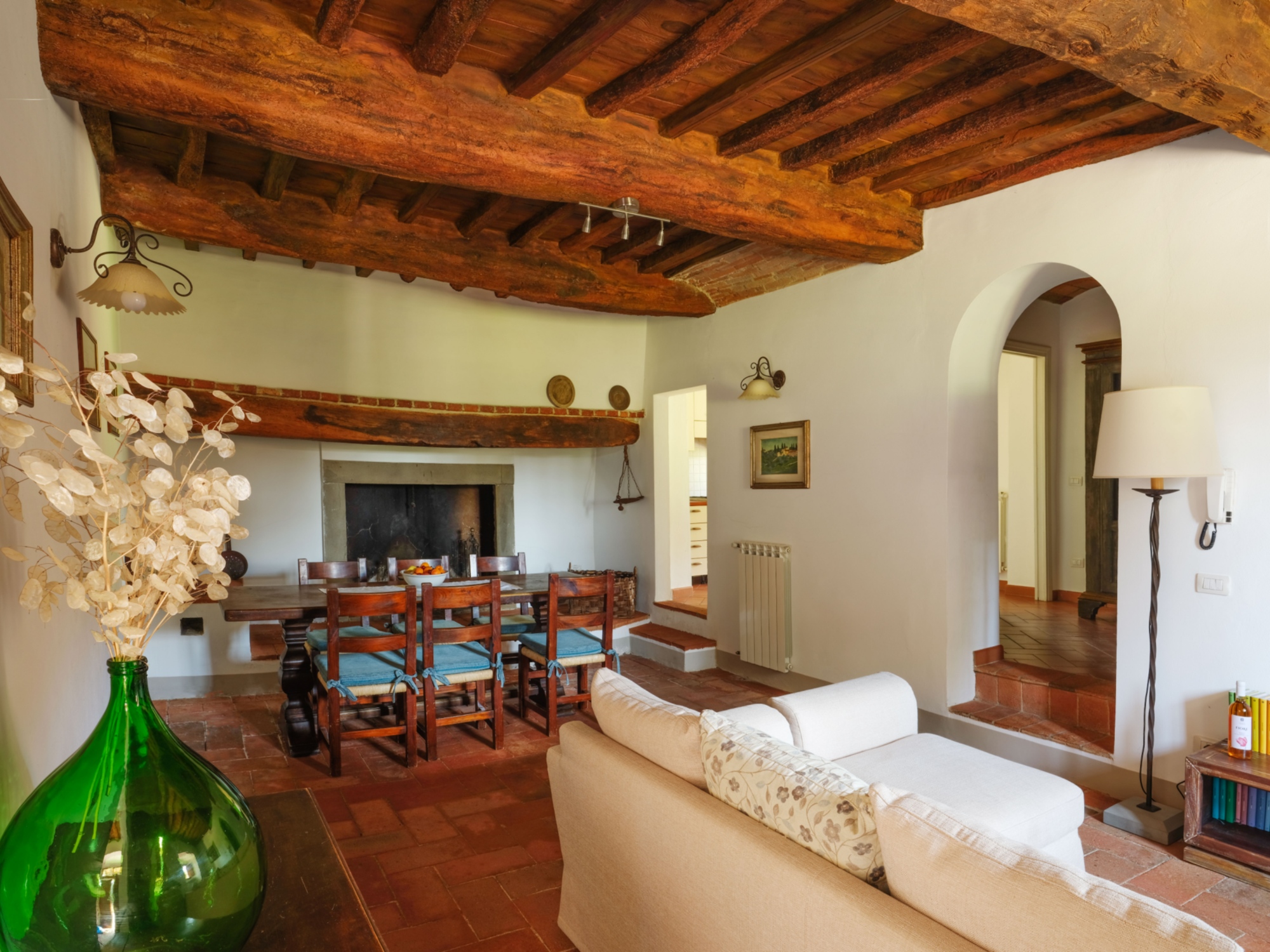 Il salotto con pavimento in cotto e soffitto con travi a vista