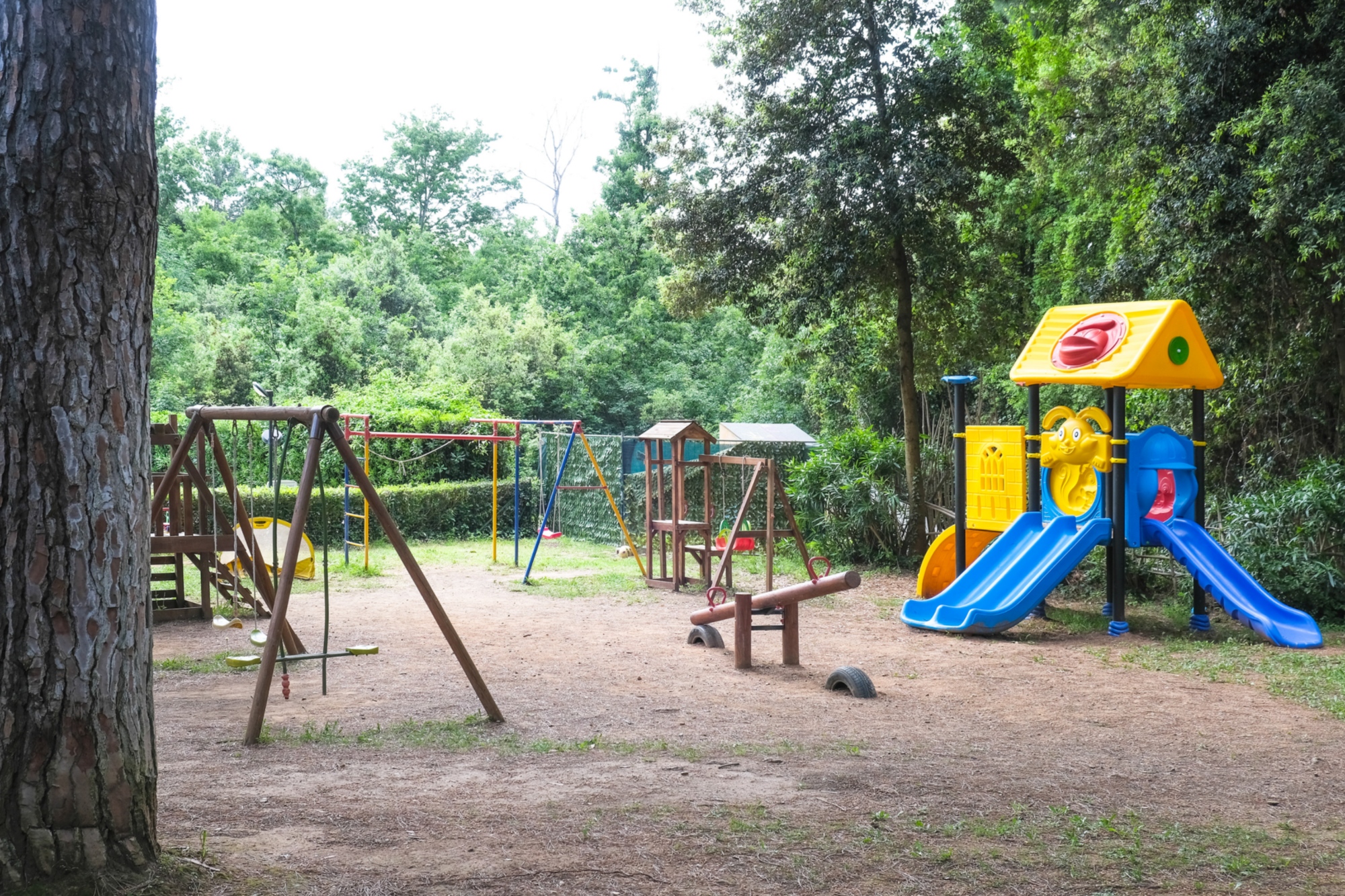 Il parco giochi del Residence il Paradiso con scivoli, altalene e giochi con le corde per bambini