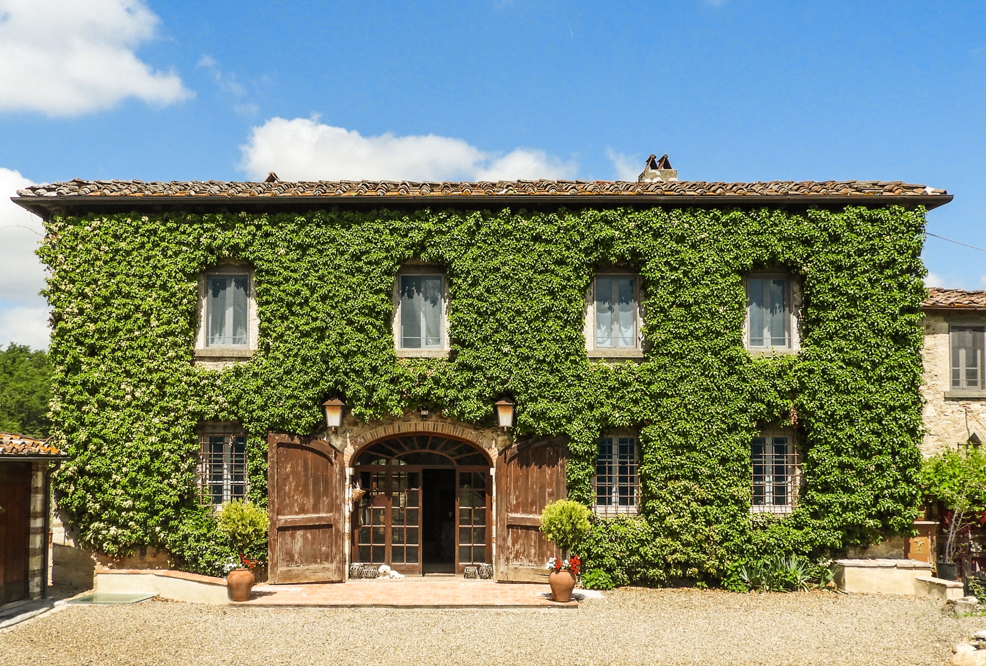 L'ingresso dell'agriturismo CorteDomina con il verde sulla facciata