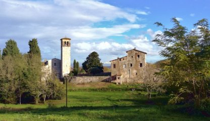 Walking tour outside the city walls of Lucca with tasting in a farm