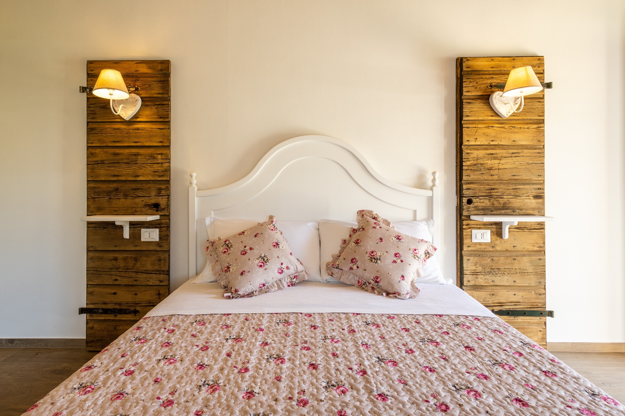 Letto matrimoniale romantico con comodini in legno di recupero