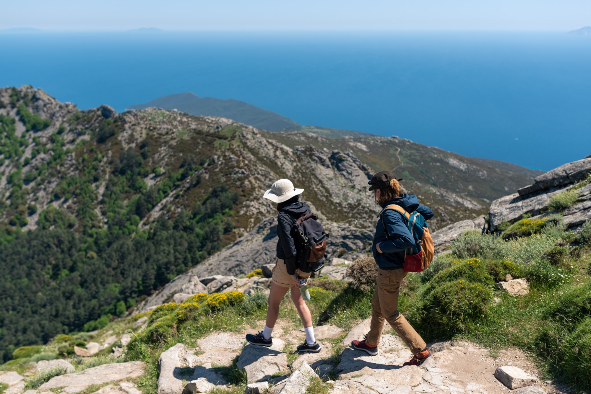 Due ragazza camminano ungo i sentieri che portano al Monte Capanne