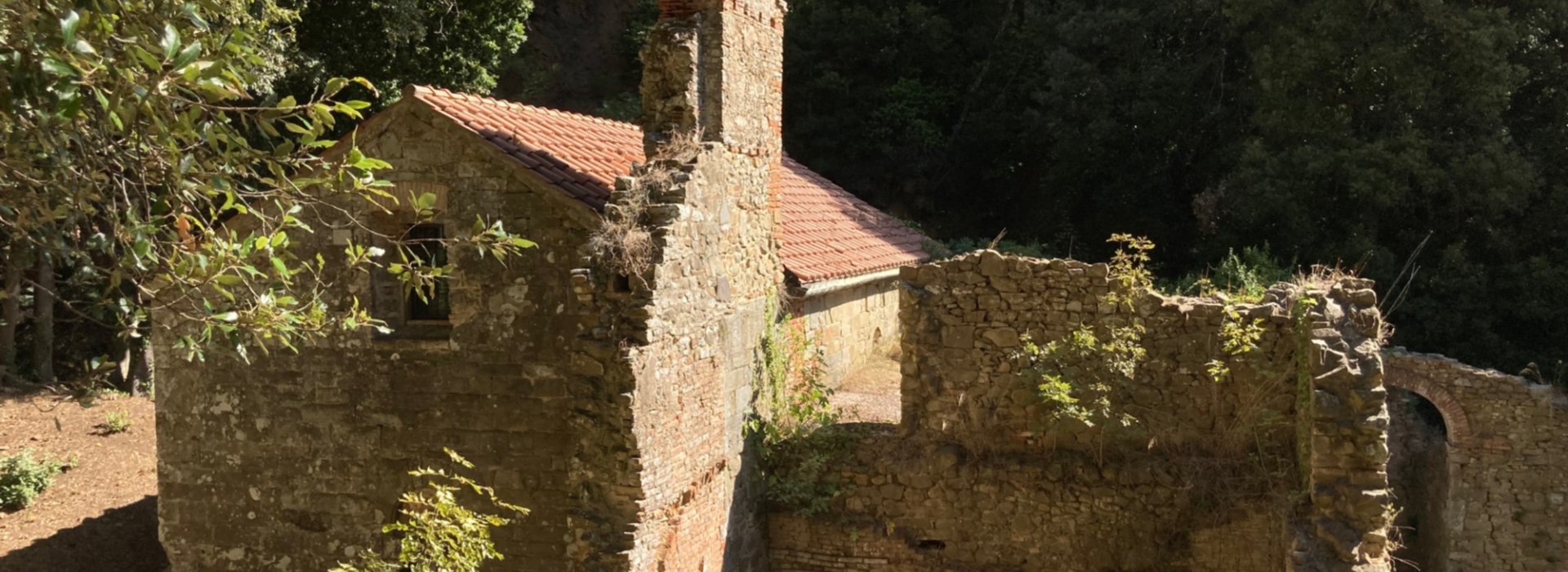 Trekking in Maremma. L'Eremo di S.Guglielmo del XIII secolo prende il nome dal patrono di Castiglione della Pescaia.