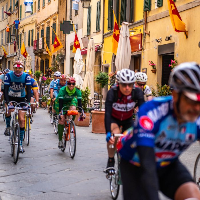 Eroica Montalcino è una ciclostorica su strade bianche che si svolge tra la Val d'Arbia, le Crete Senesi e la Val D'Orcia