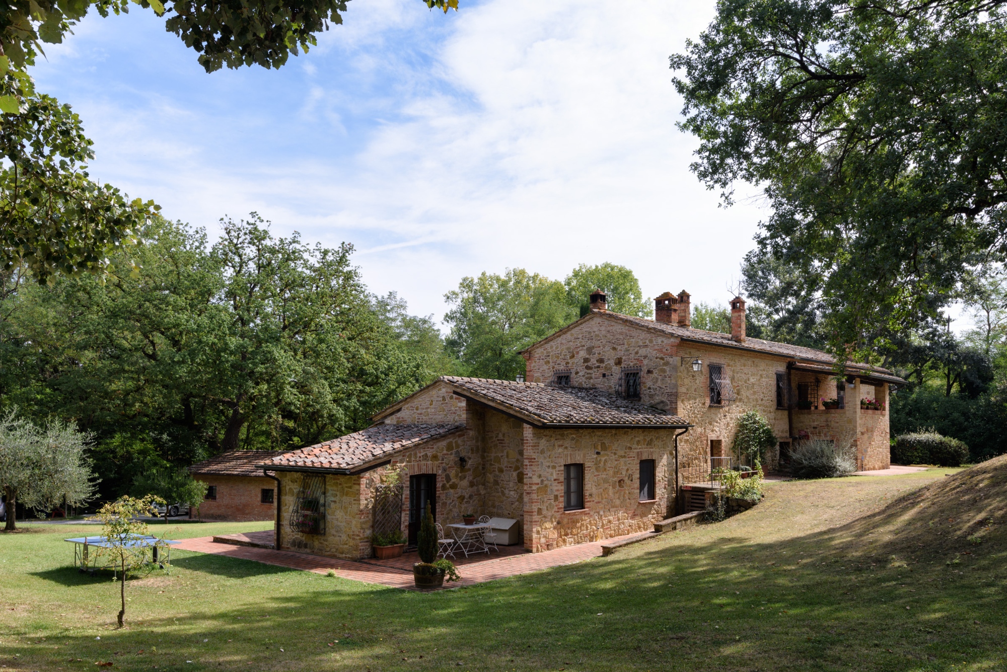 Casale rustico in pietra con ampio giardino e tavolo da ping pong