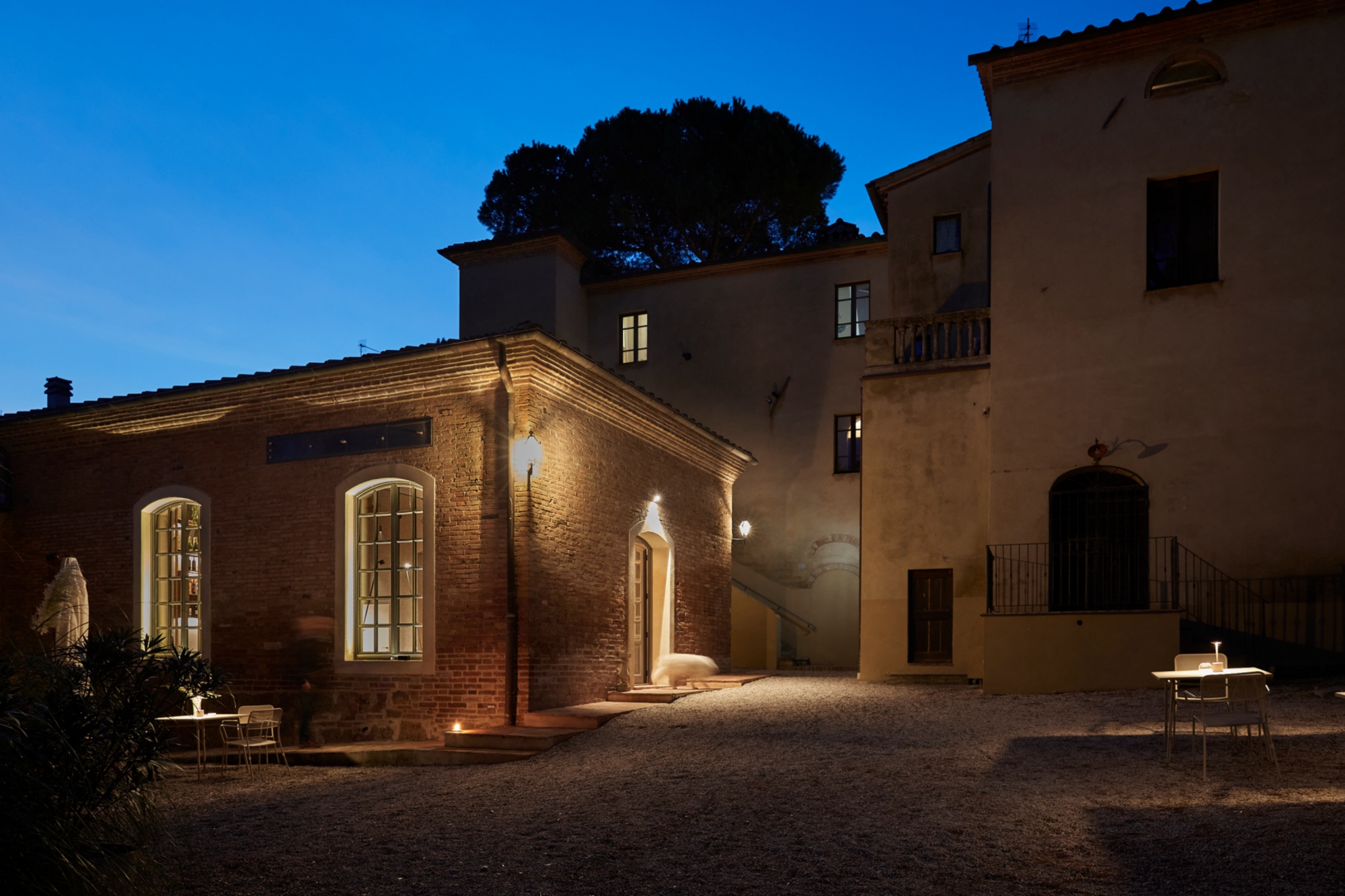 La piccola piazza di Borgo Dolciano di sera con luci soffuse 