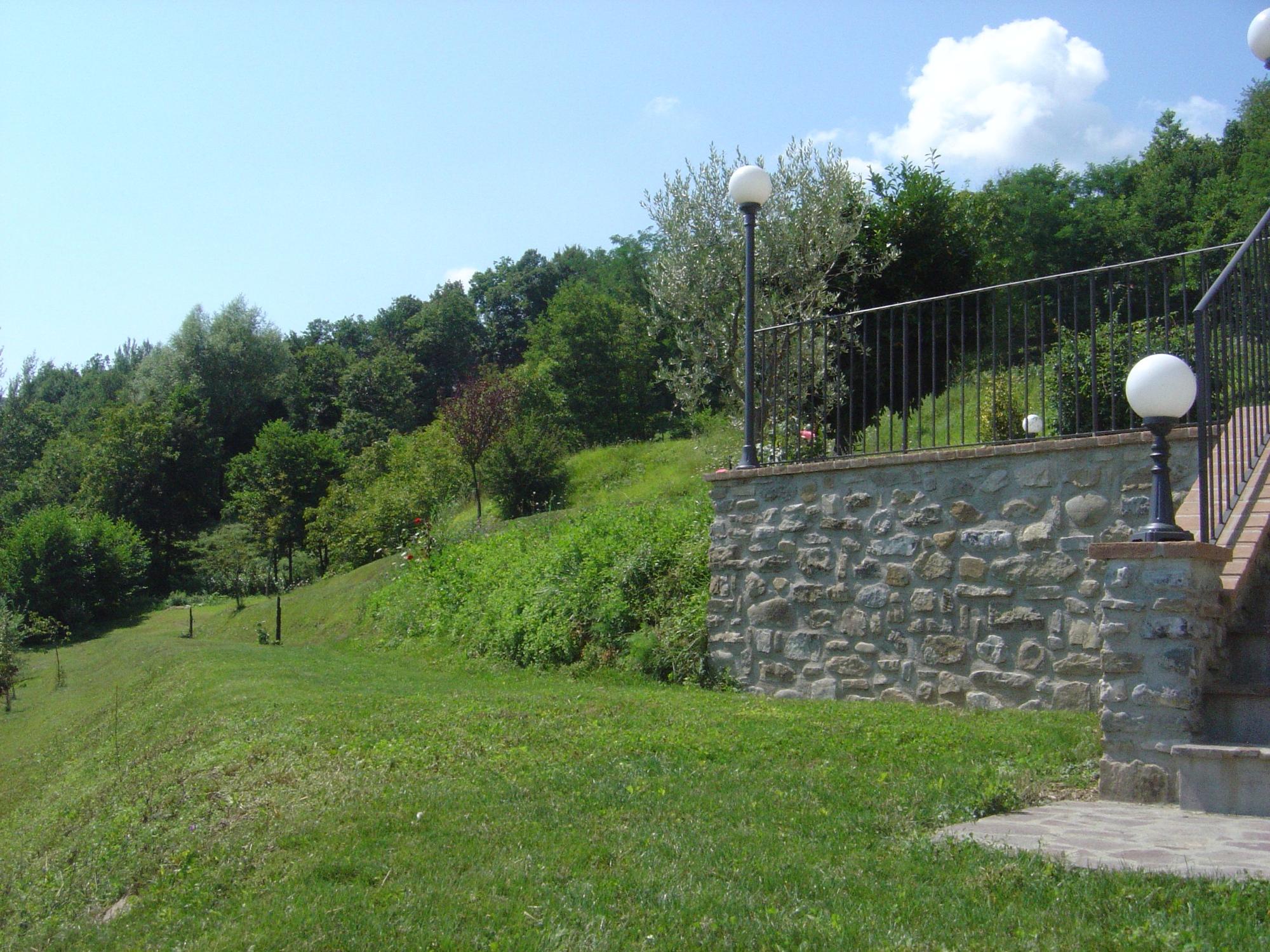 Il giardino del B&B è immerso nel verde della Garfagnana, terra di piccoli borghi medievali e parchi nazionali