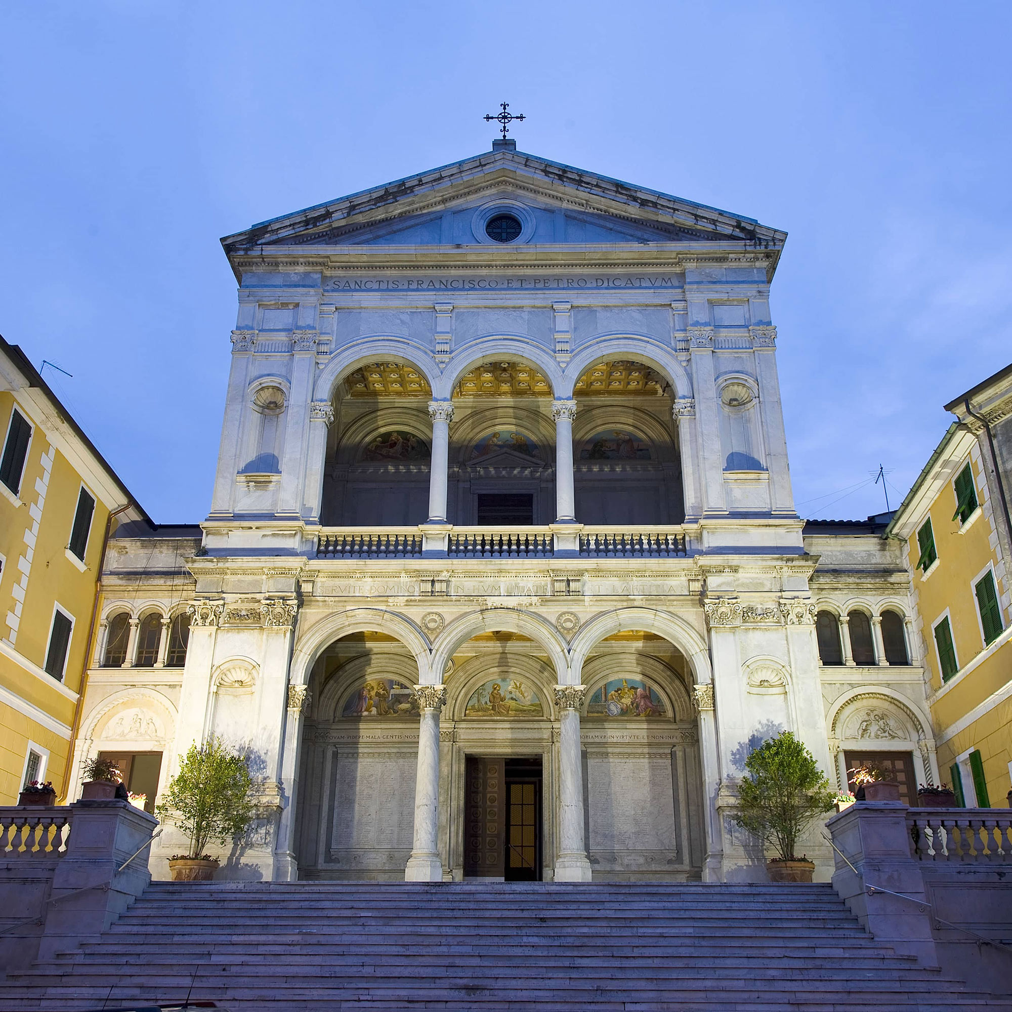 Facciata del Duomo di Massa in notturna