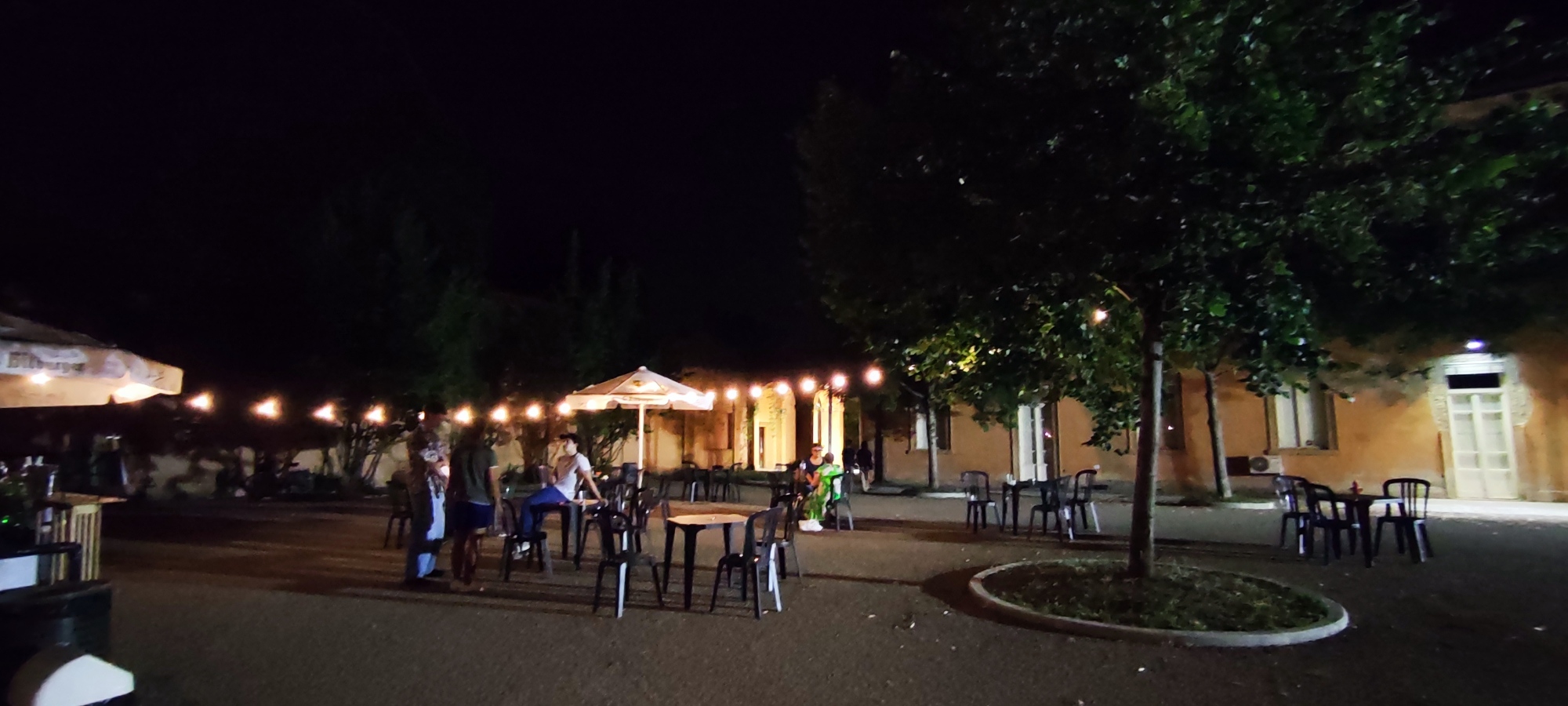Immagine di tavoli e lucine in una delle serate della rassegna